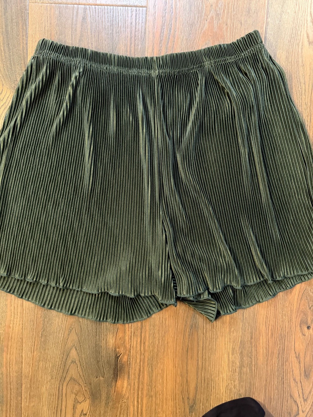 Pleated Olive Green Women's Shorts